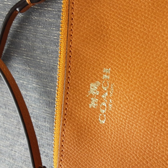 Coach Corner Zip Wristlet 6 x 4"  Excellent Condition - Picture 4 of 7